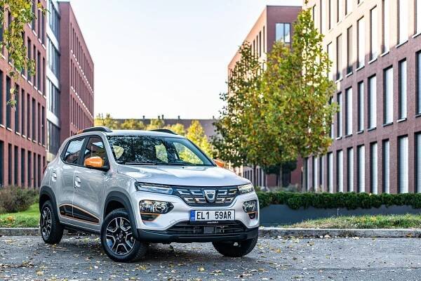 Nejlevnější elektromobil je v Česku. Prohlédli jsme si novou Dacii Spring Electric