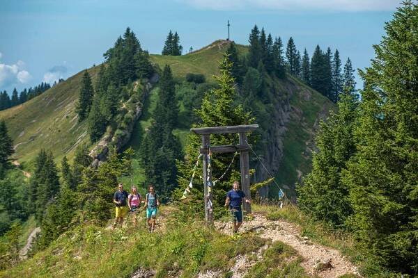 Eine Gruppe wandert an der Porta Alpinae auf dem Hochgrat vorbei.