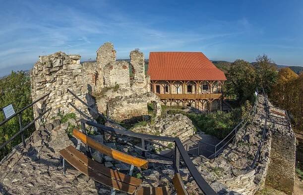 Voda podemlela svah hradu Košumberk. Narušená statika však hrad trápí léta