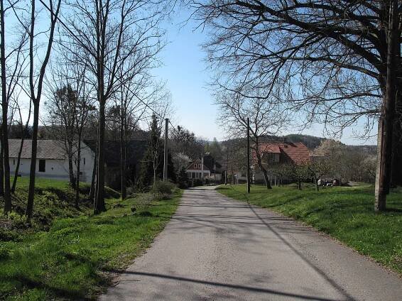Soubor:Včelákova Lhota, cesta II.jpg