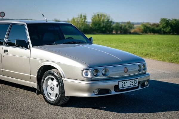 Půjde o miliony. V Lysé se draží půllitrové Jawy, Tatra 700 i československá sanitka