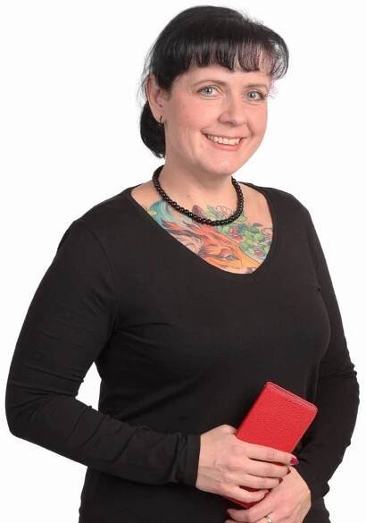 Mgr. Petra Prokšanová (* 1985, ČSSR) vystudovala sociologii na Karlově Univerzitě v Praze. Je doktorandkou FHS UK v oboru Historická sociologie. Pracuje v oblasti marketingu. Je členkou pléna OV KSČM Praha 10. Je předsedkyní pražské a středočeské pobočky Společnosti Ludvíka Svobody. Je členkou Českého svazu bojovníků za svobodu a Levicového klubů žen.