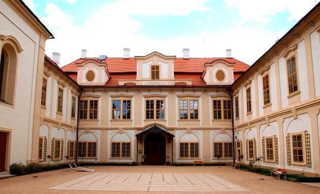 Soubor:Zámek Loučeň - nádvoří.JPG – Wikipedie