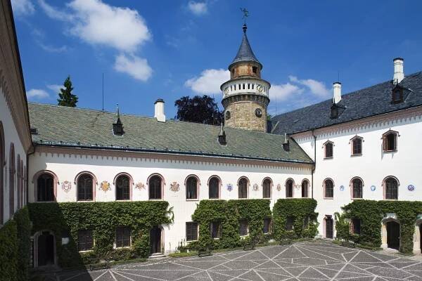 Místo Hradčan Sychrov. Česká filharmonie open air koncertem poděkuje zdravotníkům