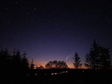 Očima čtenářů: Jasná kometa nad Českem již nezapadá za obzor