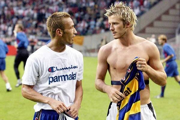 David Beckham of Manchester United (R) and Hidetoshi Nakata of Parma FC chat during the friendly match played between Manchester Unitet and Parma FC at Amsterdam Arena in Amsterdam, Netherlands.