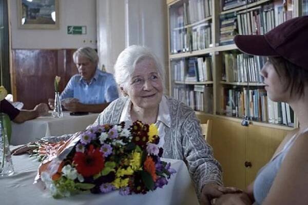 FOTO: Herečka Olga Schmidtová si zahrála třeba v dramatu Malé oslavy. – stránka 3