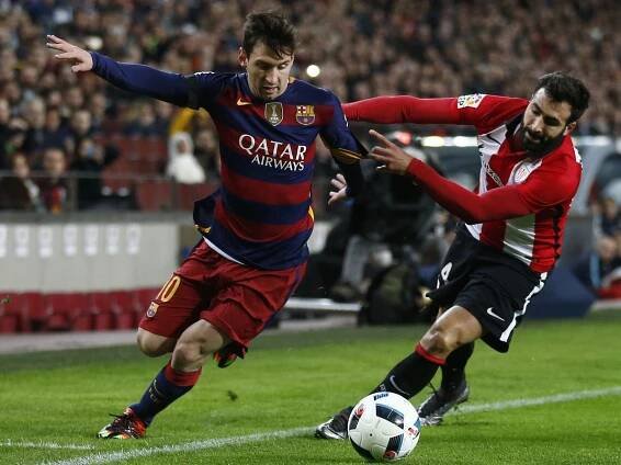 Lionel Messi v súboji o loptu