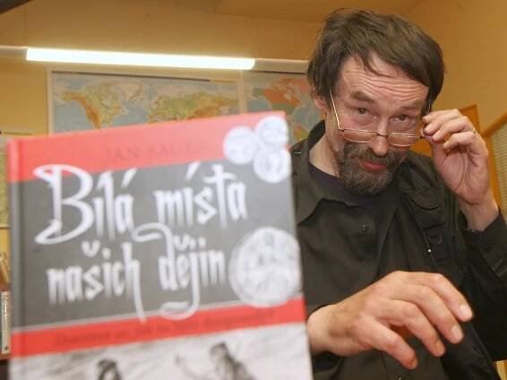 FOTO: Spisovatel Jan Bauer na pozvání Deníku odpovídal, podepisoval se a křtil