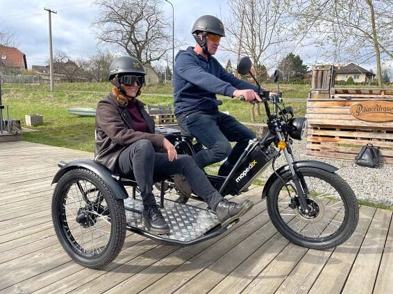 Ženu nechám doma, ale co pes? Český moped uveze na sajdkáře Velorex i dva sudy piv