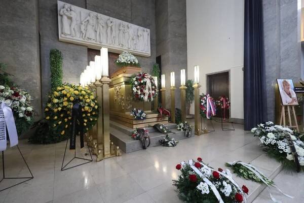 7 nej momentů z pohřbu Marie Poledňákové (†81): Zdrcená Eliška Balzerová, přiznání Harapese a tajemné květy...