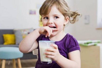 Malá holčička vypila sklenici mléka