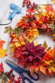 Ručně vyráběné diy umělé podzimní věnec dekorace s listy berr — Stock obrázek
