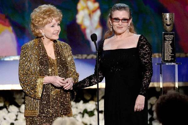 Debbie Reynolds (left) accepts the Life Achievement Award from Carrie Fisher at the 21st SAG Awards in L.A. on Jan. 25, 2015.