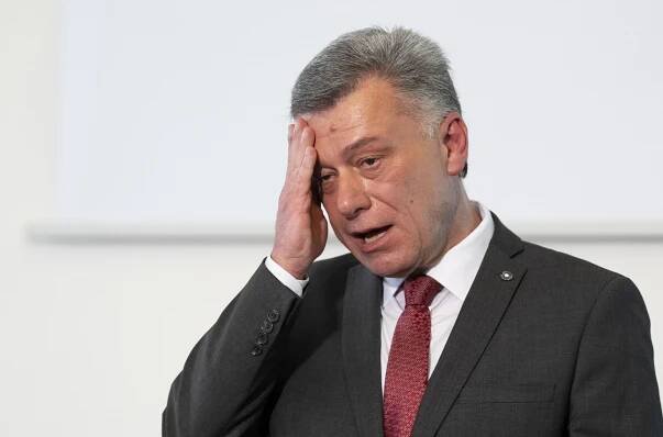 Hra na nekompetentní ňoumy. Předvolební plakát s Fialou teď dostal úplně nový rozměr