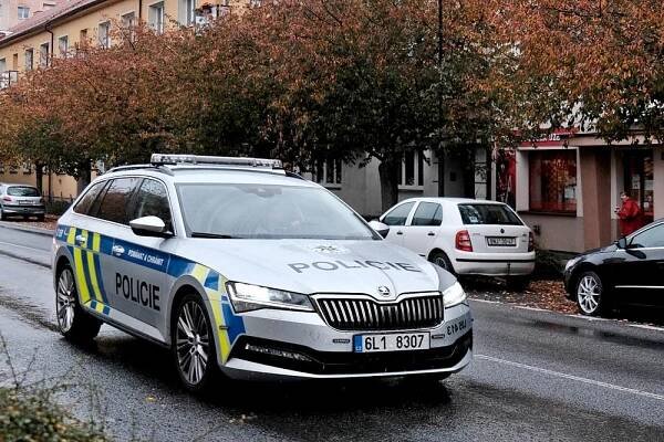 Policie prověřuje okolnosti násilné smrti 57leté ženy, ke které došlo v úterý v noci v Turnově