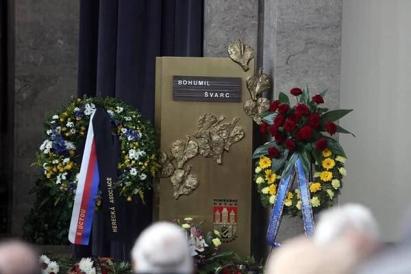 Pohřeb dabéra Bohumila Švarce: Županič plakal nad rakví