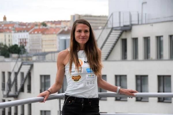 Dlouhá cesta pod pět kruhů. Maratonkyně Joglová byla záchranářkou i barmankou