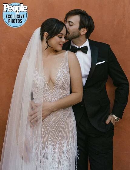 The Goldbergs Star Hayley Orrantia Marries Greg Furman in âRusticâ Malibu Wedding
