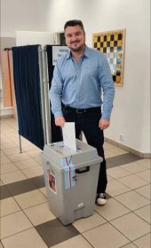 Milan Samec (ODS) zůstává starostou Újezdu nad Lesy na další období. Proti volbě se ohradily „jen“ 3 hlasy