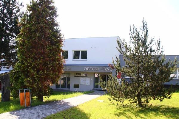 Čavisov - obecní úřad foto 1