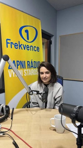 Pavla Dostálová: Herectví není jednoduché v rámci jistot. Jdete s kůží na trh | Host Frekvence 1