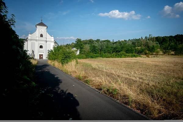 Průmyslová zóna u šikmého kostela v Karviné. Co říká majitel, katolická církev