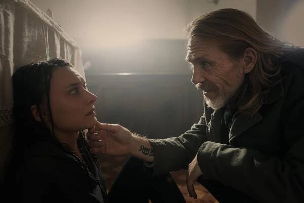 Ďáblova svatyně - Šakalové krouží - Z filmu - Josefin Asplund, Richard Brake