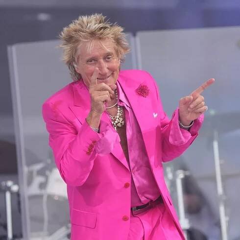 Rod Stewart's subtle nod to wife Penny Lancaster during Glastonbury Legends set