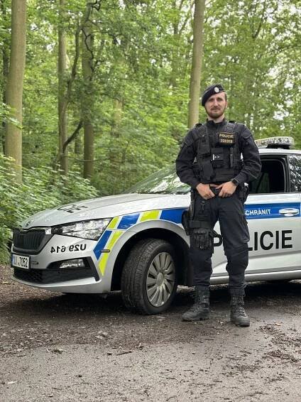 Teplický policista pomohl při záchraně života muže, který vyhrožoval skokem z okna | Týdeník Policie