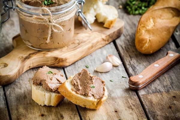 Pomazánka bohatá na železo a vitamíny. Zdravá nabídka pro sendviče pro seniory.