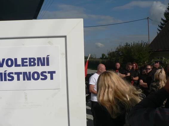 Daniel Landa vyzval k hlasování v Trocnově, dorazil na motorce