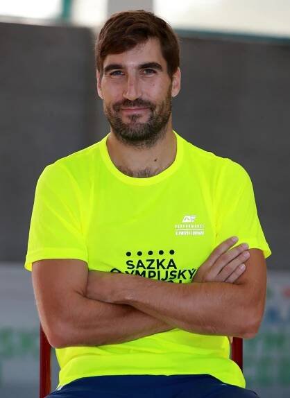 Sexy pětibojař David Svoboda je samý sval: Mladá zápasnice s ním ale švihla o zem jako nic!