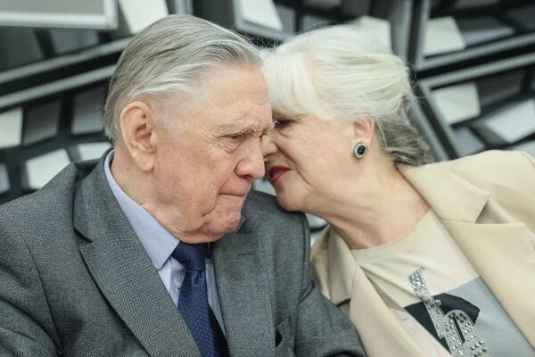 FOTO: Herci Petr Kostka a Carmen Mayerová. – stránka 95