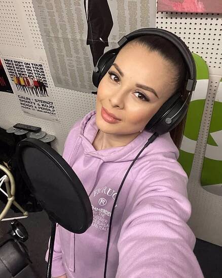 Půvabná Monika Bagárová se zvěčnila ve studiu. Na jaře se fanoušci možná dočkají nové tvorby.