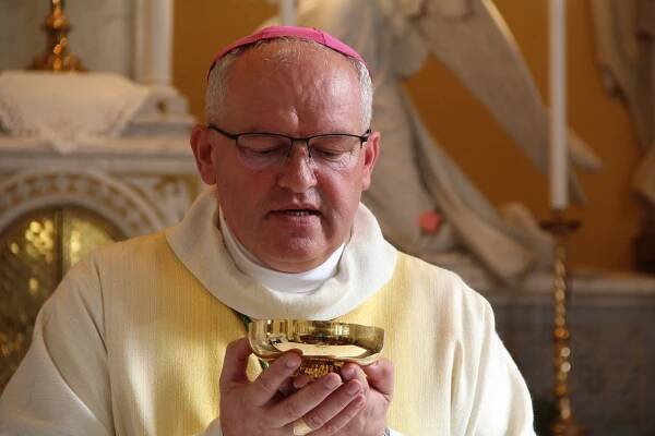 Arcibiskup Stojan má v Beňově sochu. Požehnal jí olomoucký biskup Josef Nuzík