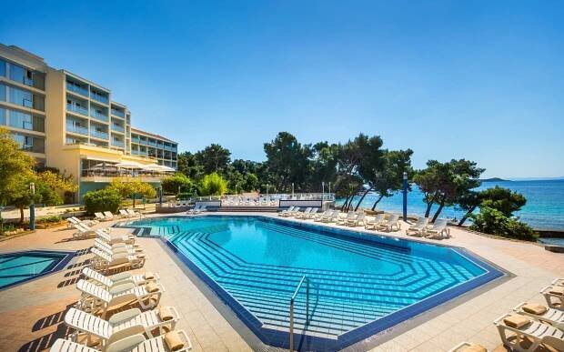 Orebič přímo na pláži v Aminess Grand Azur Hotelu **** s all inclusive light a bazénem s lehátky a slunečníky - 24travel.cz