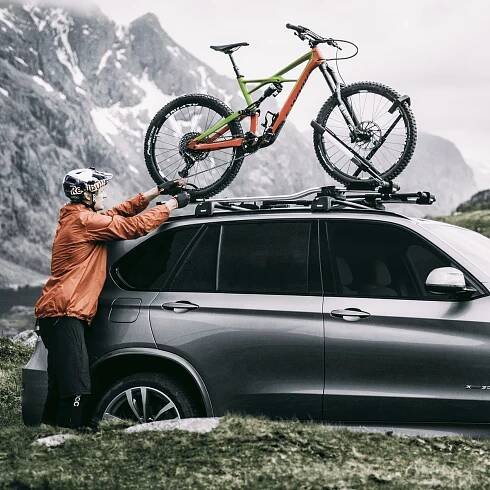Panoramic view of a car with bikes mounted on a Thule UpRide.
