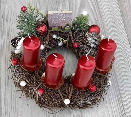 Adventní věnec Janina červený - Dekorace Janina