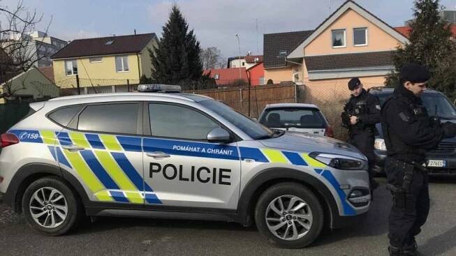 Policie si posvítila na zloděje z ciziny. Jeden z nich je na útěku