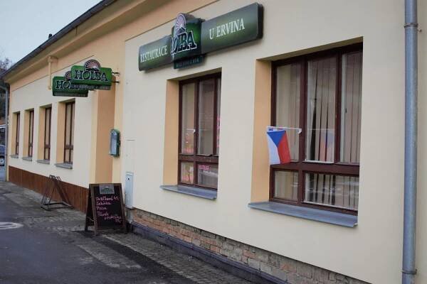 VIDEO: Otevřenou restauraci o víkendu několikrát navštívila policie. Provozovatel přesto zavřít nehodlá