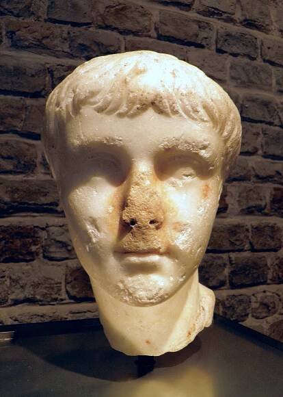 Soubor:Marble head of the Roman Emperor Caligula, Romisch-Germanisches Museum, Cologne (8115607747).jpg
