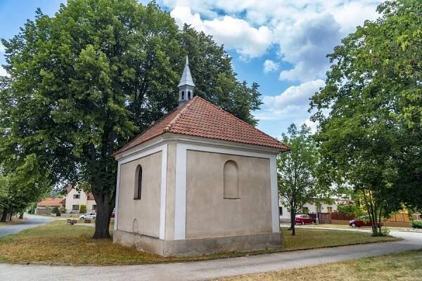 Tři Dvory – kaple Nanebevzetí Panny Marie – Kolínsko (Cesty a památky)