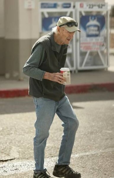 Gene Hackman (93) po letech na veřejnosti! Kafe a svačinka za volantem...