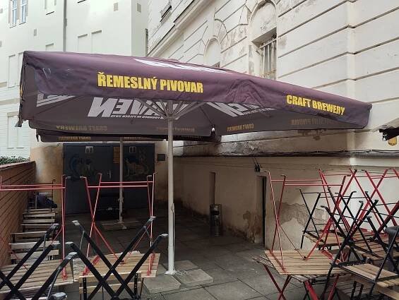 Oprava vzpěr restauračního slunečníku