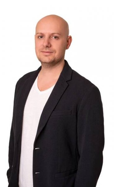 Ať už prodáváte dům, hledáte byt, nebo chcete investovat do nemovitosti – rád vám pomohu najít to nejlepší řešení.