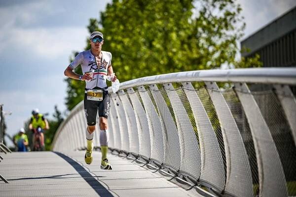 OBRAZEM: Ironman v Hradci přilákal tisíce fanoušků a lámal rekordy | Salonky