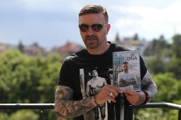 Bouřlivák Tomáš Řepka sdílel své dojemné vyznání. Takto popřál k narozeninám Kateřině Kristelové - OnlyU