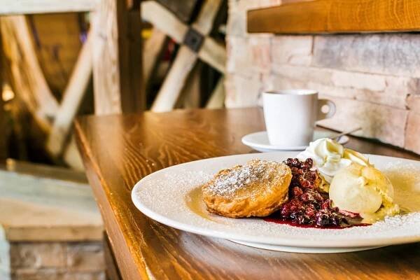 Dezert z restaurace Jelínkova vila s kávou