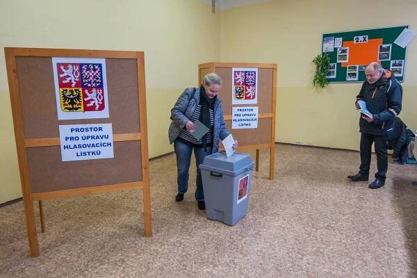 Volební místnosti se otevřely, kdo bude na Trutnovsku senátorem?
